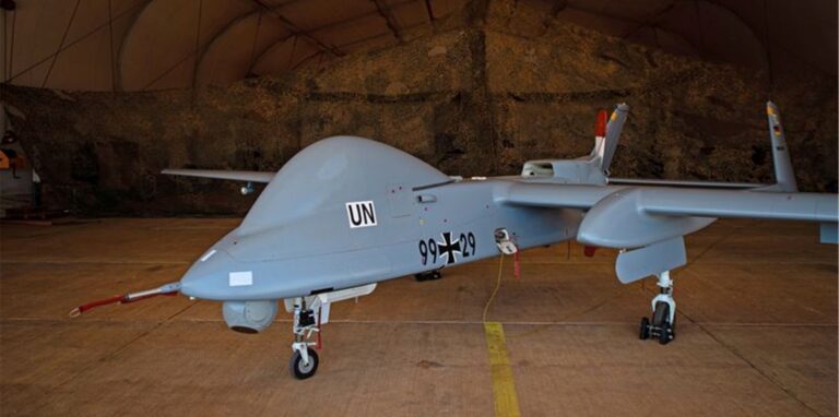 Eine Drohne der Bundeswehr des Typs „Heron“ steht in einem Hangar im Lager Camp Castor der MINUSMA-Mission. Deutschland ist nach einer Analyse der Bundeswehr-Denkfabrik GIDS kaum gerüstet gegen die immer komplexer werdende Technik für Angriffe mit Kampfdrohnen.