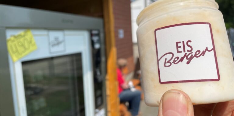 In einem Becher aus Recycling-Material kommt das Eis daher. Es wird in Werne produziert und kommt  auf dem Hof Klöcker aus dem Automaten.