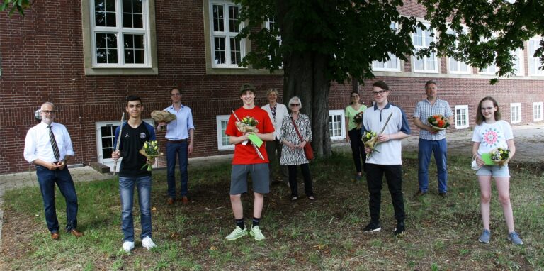 Den Preisträgern (vorne v. l.) Elnur Misirli, Tobias Iwanczik, Jan Reinprecht und Carlotta Mecking gratulieren (hinten v. l.) Bürgermeister Matthias Müller, Sascha Schiefer (Querflötenlehrer und pädagogischer Leiter der Musikschule), Sabine Fiebig-Fechtner (Leiterin der Musikschule), Angela Schmied (Vorsitzende des Fördervereins), Klavierlehrerin Kristina Hoxhaj und Cello-Lehrer Rainer Grabowski.