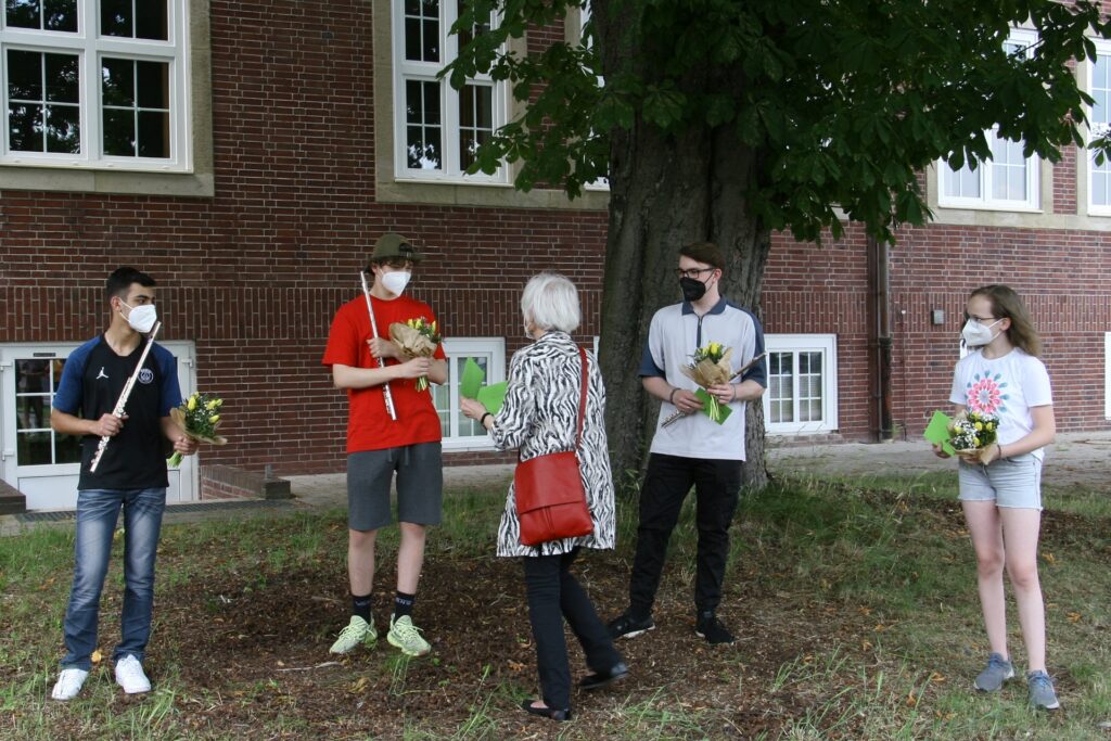 Die Vorsitzende des Fördervereins der Musikschule, Angela Schmied, überreicht als Anerkennung Gutscheine für die Buchhandlung Droste an die Preisträger (v.l.) Elnur Misirli, Tobias Ivanczik, Jan Reinprecht und Carlotta Mecking.