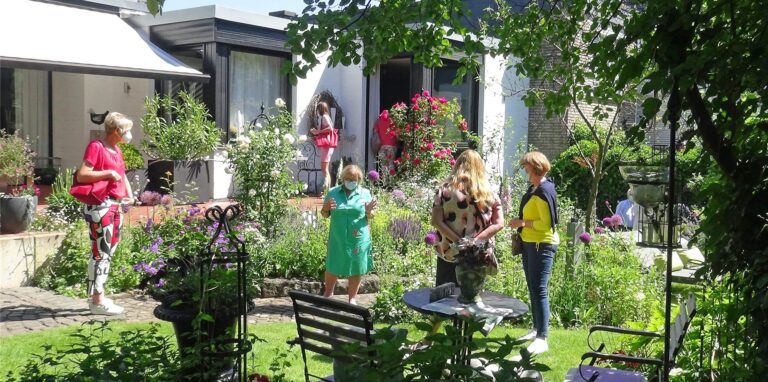 Im grünen Kleid – passend zu ihrem Hobby – gab Petra Henschel den zahlreichen Besuchern der „Offenen Gartenpforte“ gerne Auskunft über Pflanzen und Pflegetricks.