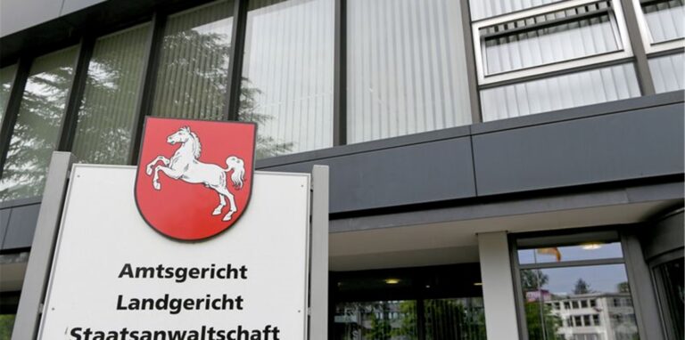 Weil sie ihren siebenjährigen Sohn während des ersten Corona-Lockdowns schwer misshandelt haben soll, muss sich eine Mutter vor Gericht verantworten.