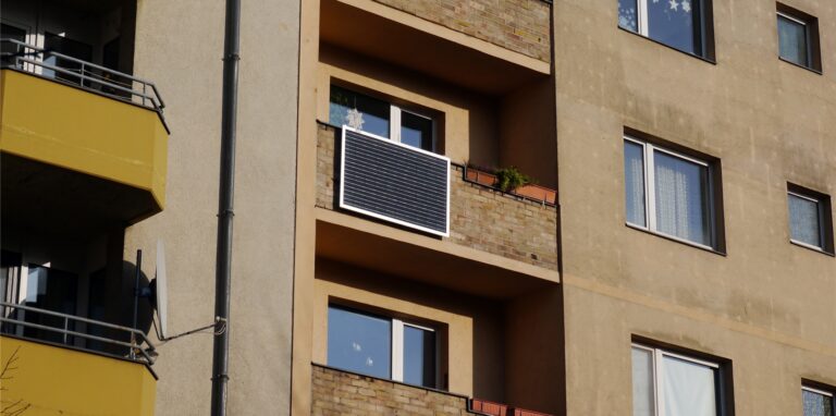 Für solche Balkon-Solarmodule mit Stecker gibt es jetzt Zuschüsse.