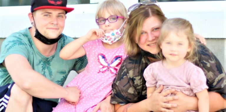 Familie Cappelmann aus Disteln freut sich, dass die Masken-Pflicht in der Fußgängerzone und auf Spielplätzen aufgehoben wurde.