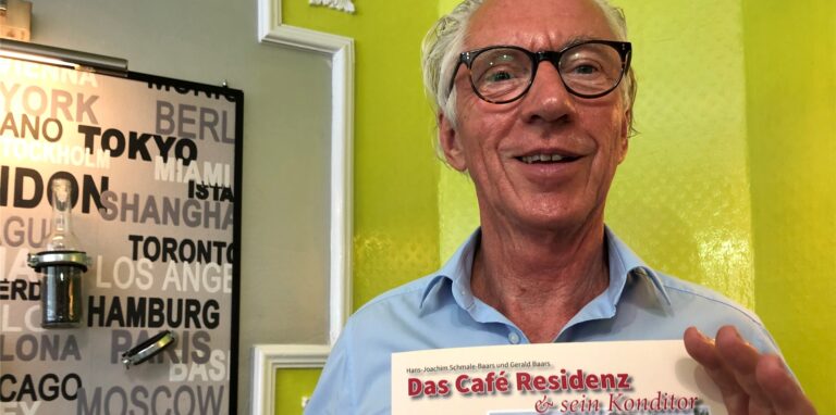 Hans-Joachim Schmale-Baars hat zusammen mit seinem Mann Gerald Baars ein Buch über sein Café Residenz geschrieben.