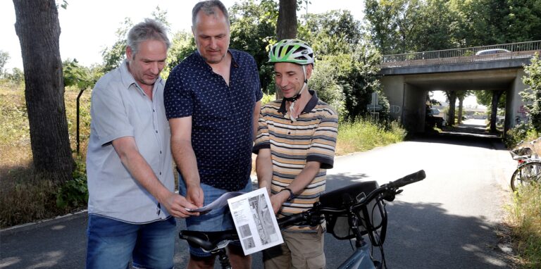 Peter Norden, Martin Bendieck und Adalbert Pollerberg (v.l.) und die Bürgerinitiative kämpfen weiter für die Errichtung des Stever-Lippe-Radwegs, der hier an der Wasserwerkstraße enden soll.
