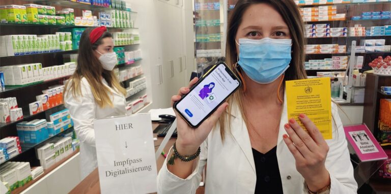In der Achtsam Apotheke von Ferda Hömke wurden bis Mittag schon mehr als 50 digitale Impfnachweise ausgestellt. Das Team hilft auch bei Fragen rund um die Apps, mit denen der QR-Code eingelesen werden muss.