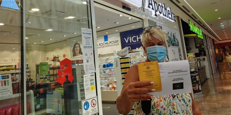 „Das ging fix“: Diese Dorstenerin freut sich über ihr Zertifikat für den digitalen Impfpass, das sie am Montagmorgen in der Achtsam Apotheke bekommen hat.