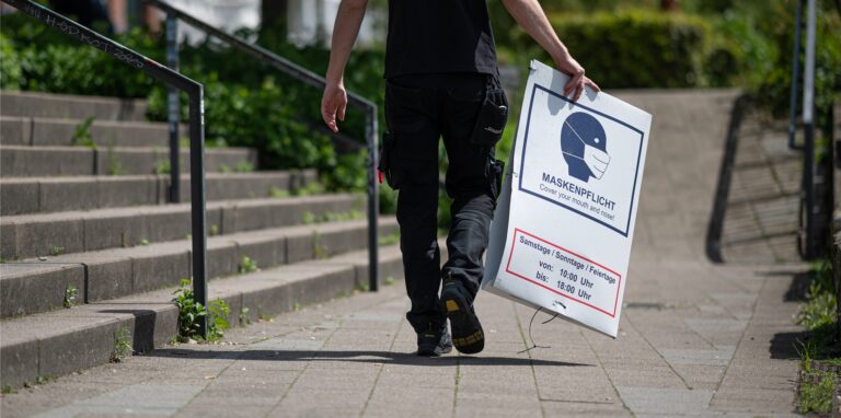 Die sinkenden Corona-Neuinfektionszahlen und Lockerungen in vielen Bereichen haben eine Debatte über das Ende der Maskenpflicht entfacht.