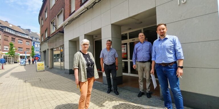 Sabine Fischer (Stadtagentur), Holger Lohse (Stadtbaurat), Adnan Curt (Blumen Risse) und Citymanager Christoph Krafczyk (v.l.) vor dem leeren Ladenlokal in der Lippestraße, für das nun ein neuer Mieter gefunden wurde, der aber noch geheim gehalten wird.