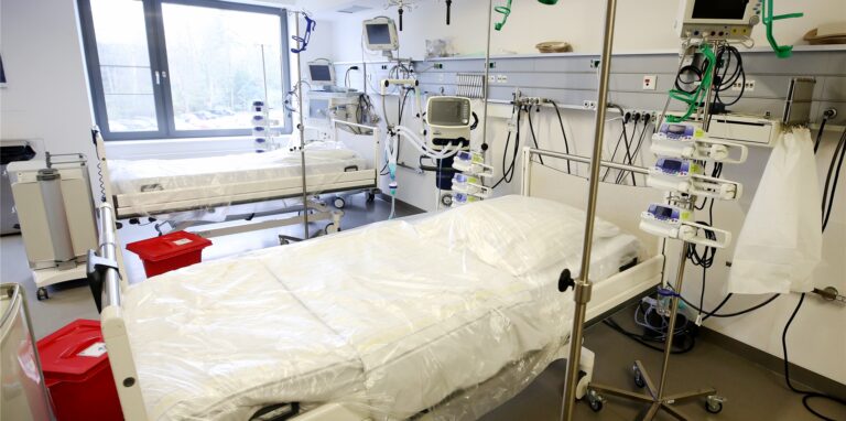 70 Krankenhäuser, bei denen sich „Auffälligkeiten im Meldeverfahren“ gezeigt hätten, seien überprüft worden, so das NRW-Gesundheitsministerium.
