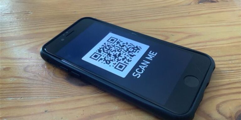 Der QR-Code: Mittlerweile begegnet er einem an vielen Check-Ins oder im Restaurant. Nicht alle können ihn bedienen.