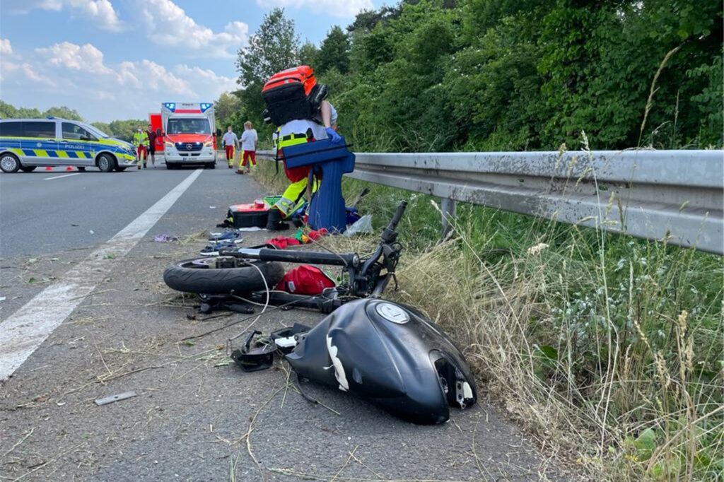 Das Motorrad zerbrach in zwei Hälften.