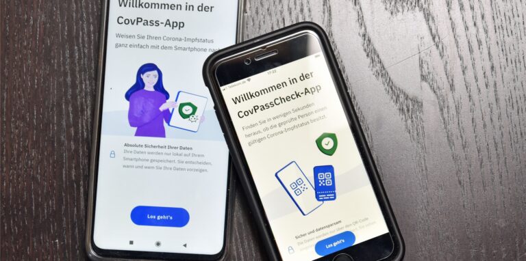 Für den digitalen Impfausweis gibt es zwei Apps: Links die CovPass-App für Geimpfte, rechts die CovPassCheck-App für Veranstalter.