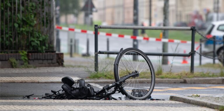 Bei einem Zusammenstoß mit einem Fahrschulauto ist ein Radfahrer lebensgefährlich verletzt worden. (Symbolbild)
