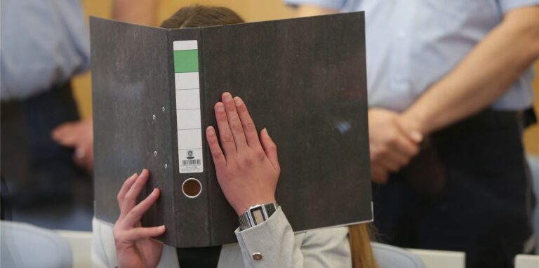 Sarah O. sitzt im Gerichtssaal. Die Frau aus Konstanz wurde für ihre IS-Mitgliedschaft sowie wegen Menschenhandels und Freiheitsberaubung verurteilt.