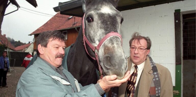 Jaecki Schwarz (r) und sein Kollege Wolfgang Winkler 1995 bei den Dreharbeiten zum „Polizeiruf 110 – Der Pferdemörder».