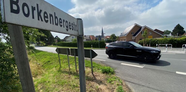 Für 2022 ist mit einer Fußgängerampel an der Ecke Borkenberge Straße/Bundesstraße 58 in Hullern zu rechnen. Hier kreuzen Spaziergänger die Straße, um zum Hullerner See zu kommen.