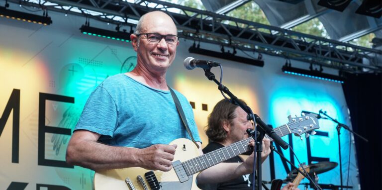 Zum Auftakt der Sommerbühne im Parkbad Süd kam Herbert Knebel und spielte Rock- und Bluesklassiker.
