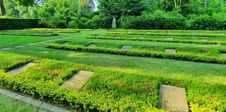 Auf dem Kommunalfriedhof Scherlebeck-Langenbochum befinden sich rund 170 Gräber von russischen Soldaten, die ab 1941 nach Herten verschleppt wurden.
