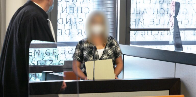 Die angeklagte Mutter (r) spricht mit einem ihrer Anwälte