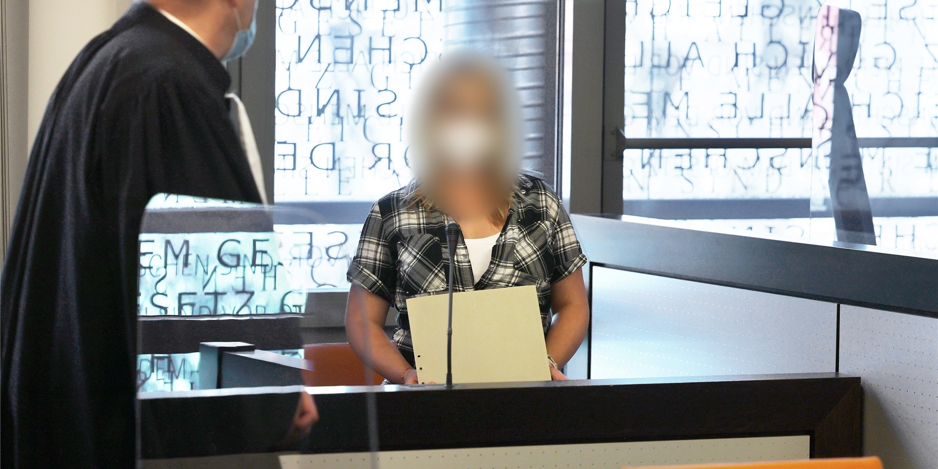 Die angeklagte Mutter (r) spricht mit einem ihrer Anwälte