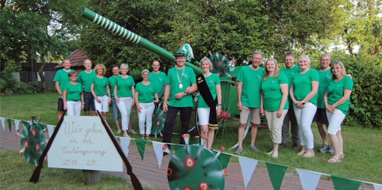 Auch ohne Schützenfest und trotz Corona lebt die Tradition: Das Königspaar Willi Böntert und Mechthild Lensdorf mit dem Throngefolge Jürgen Lensdorf und Silvia Böntert, Thorsten und Andrea Tomaszewski, Carsten und Claudia Drees, Dirk und Annette Bühner, Willi und Andrea Dahlhaus, Martin und Andrea Overwien sowie Martin und Silvia Riedesel schmückte das Dorf.