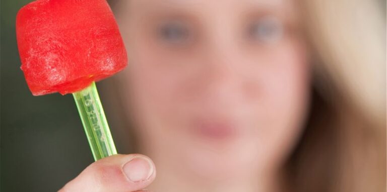 Erfrischt und schmeckt nach Sommer: Ein Melonensorbet am Stiel, für das einfach nur das Fruchtfleisch püriert und eingefroren wird.