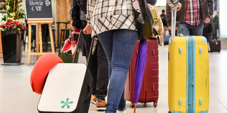 Nachdem die Corona-Regeln und Reisebestimmungen gelockert wurden, merkt auch der Flughafen Dortmund einen Anstieg bei den Passagierzahlen.