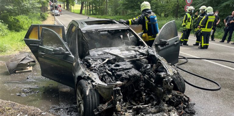 Auf der B 58 brannte ein Pkw komplett aus.