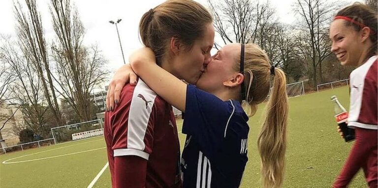 Gegnerinnen auf, Partnerinnen abseits des Feldes: Tabea (r.) und ihre Freundin Anna. Sie sind ein Beispiel dafür, dass Homosexualität nicht überall im Fußball tabuisiert wird.