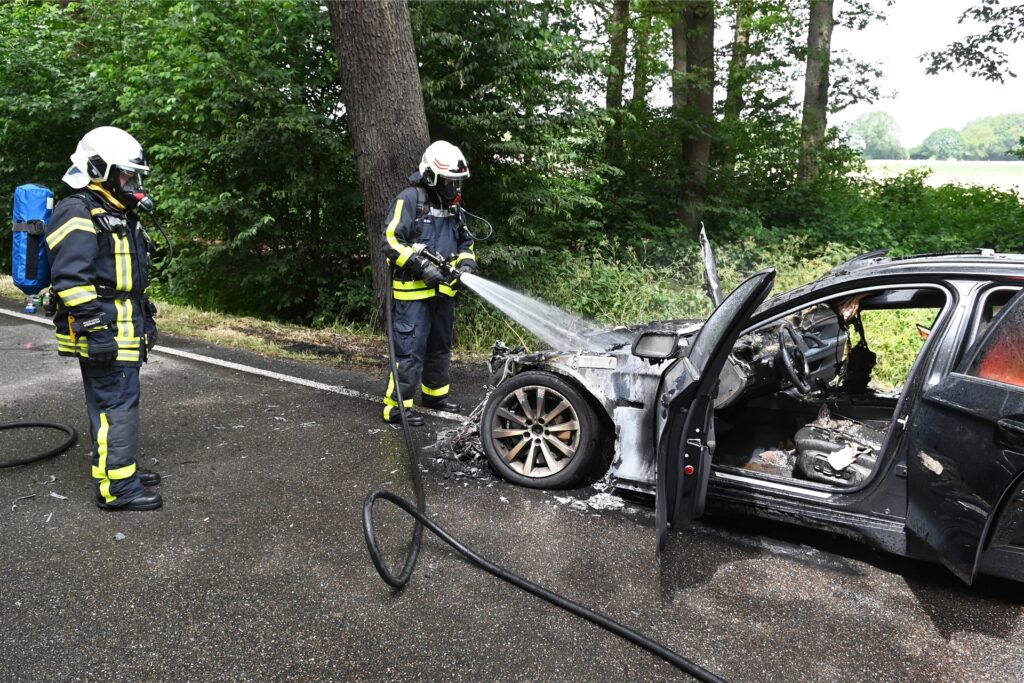title attribut Die Feuerwehr konnte nur noch den Brand löschen.