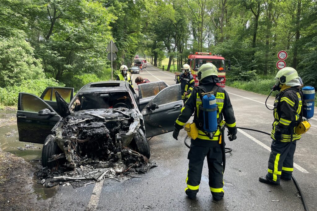 title attribut Der Fahrer konnte sich glücklicherweise vorher aus dem Auto retten.