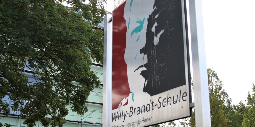 title attribut Die Willy-Brandt-Realschule Herten ist als MINT-Schule rezertifiziert worden.