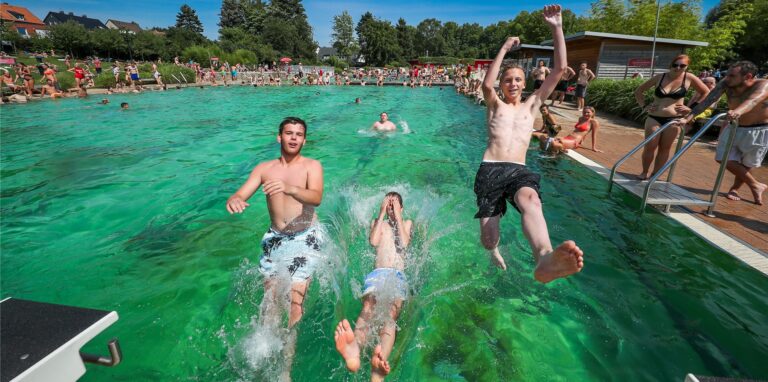 Endlich Sommer! Die Sonne können Dortmunder in zahlreichen Freibändern genießen, wie hier im Froschloch.