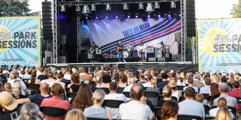 Thees Uhlmann spielte am Freitagabend (18. Juni) im Westfalenpark. Unser Reporter erlebte das Konzert zusammen mit seiner Frau und hunderten Besuchern.