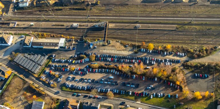 Der heutige Pendlerparkplatz wird bekanntlich zur anderen Seite des Bahnhofs verlagert und dann mit Ärztehaus und Gewerbebetrieben bebaut.