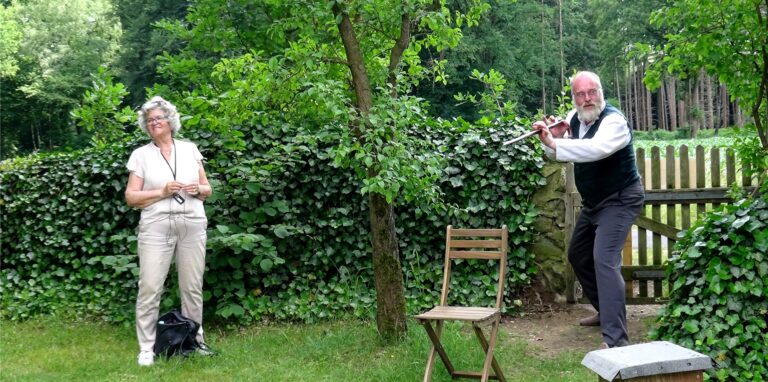 Täuschend echt schlüpfte der Schauspieler in die Rolle von Wilhelm Busch und spielte oft mehrere Figuren innerhalb einer Szene.