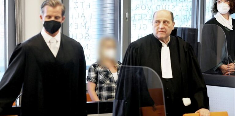 Die angeklagte Mutter (M.) steht zwischen ihren Anwälten Felix Menke (l.) und Thomas Seifert.