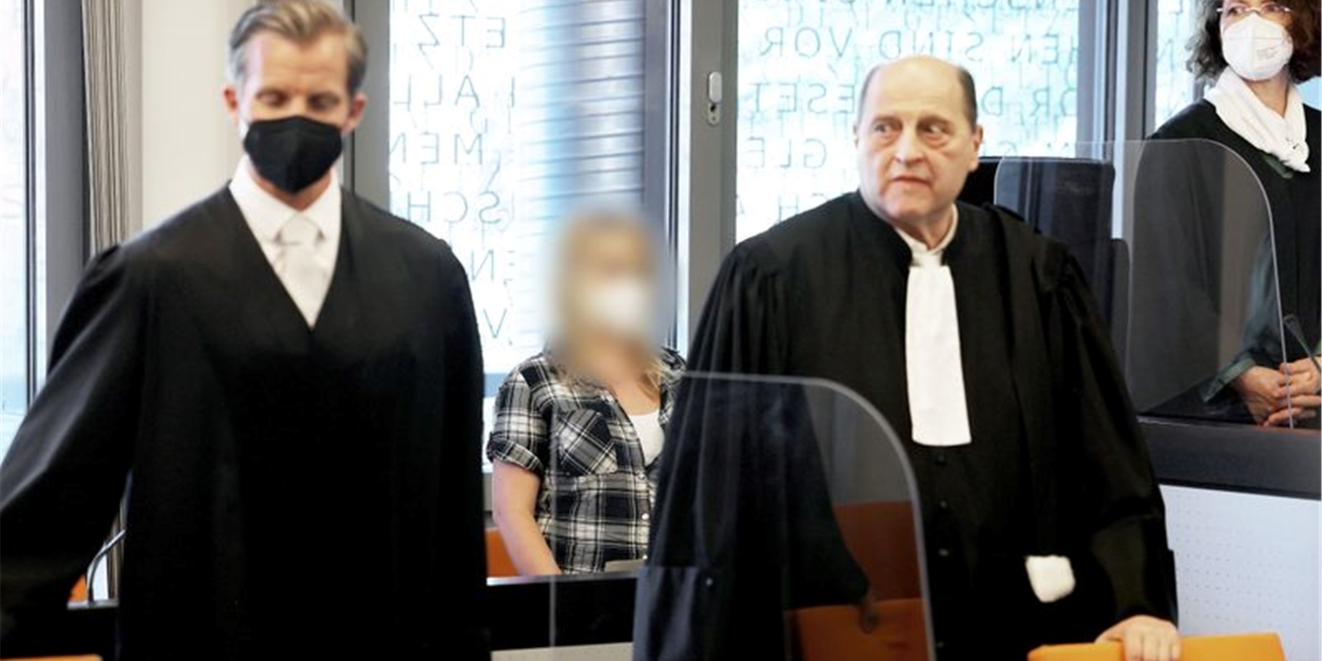 Die angeklagte Mutter (M.) steht zwischen ihren Anwälten Felix Menke (l.) und Thomas Seifert.