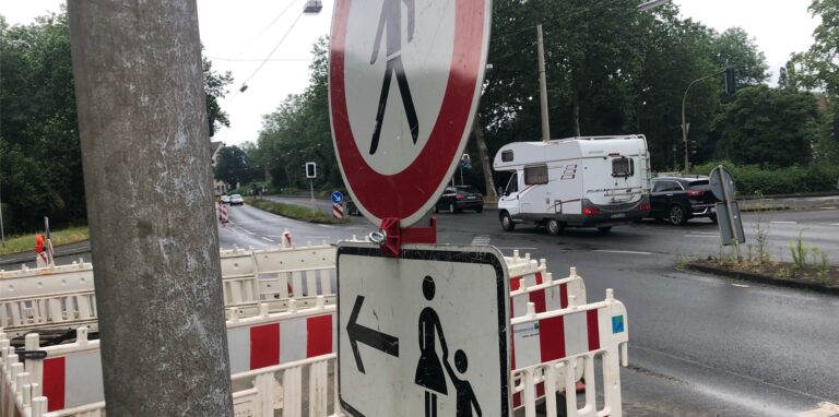 Die Baustelle zeigt, wo der Rohrschaden behoben wurde.