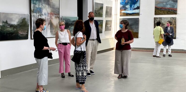 Die Ausstellung „Landscapes“ ist in den lichtdurchfluteten Räumen der Kunsthalle Burkamp zu sehen.