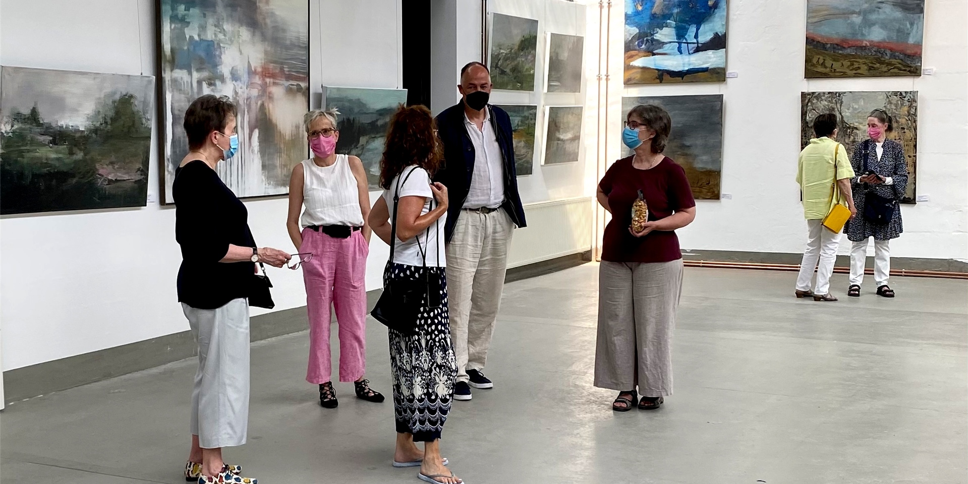 Die Ausstellung „Landscapes“ ist in den lichtdurchfluteten Räumen der Kunsthalle Burkamp zu sehen.