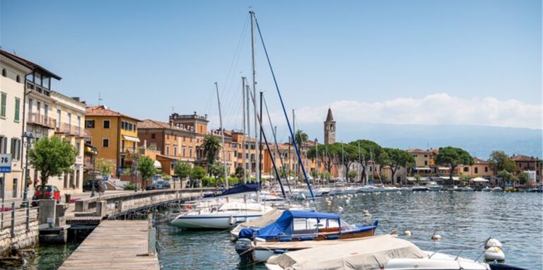 Boote liegen im Hafen des kleinen Ortes Maderno. Im Fall zweier Toter auf dem Gardasee nach einer mutmaßlichen Bootskollision ermittelt die italienische Polizei gegen zwei Deutsche aus München.