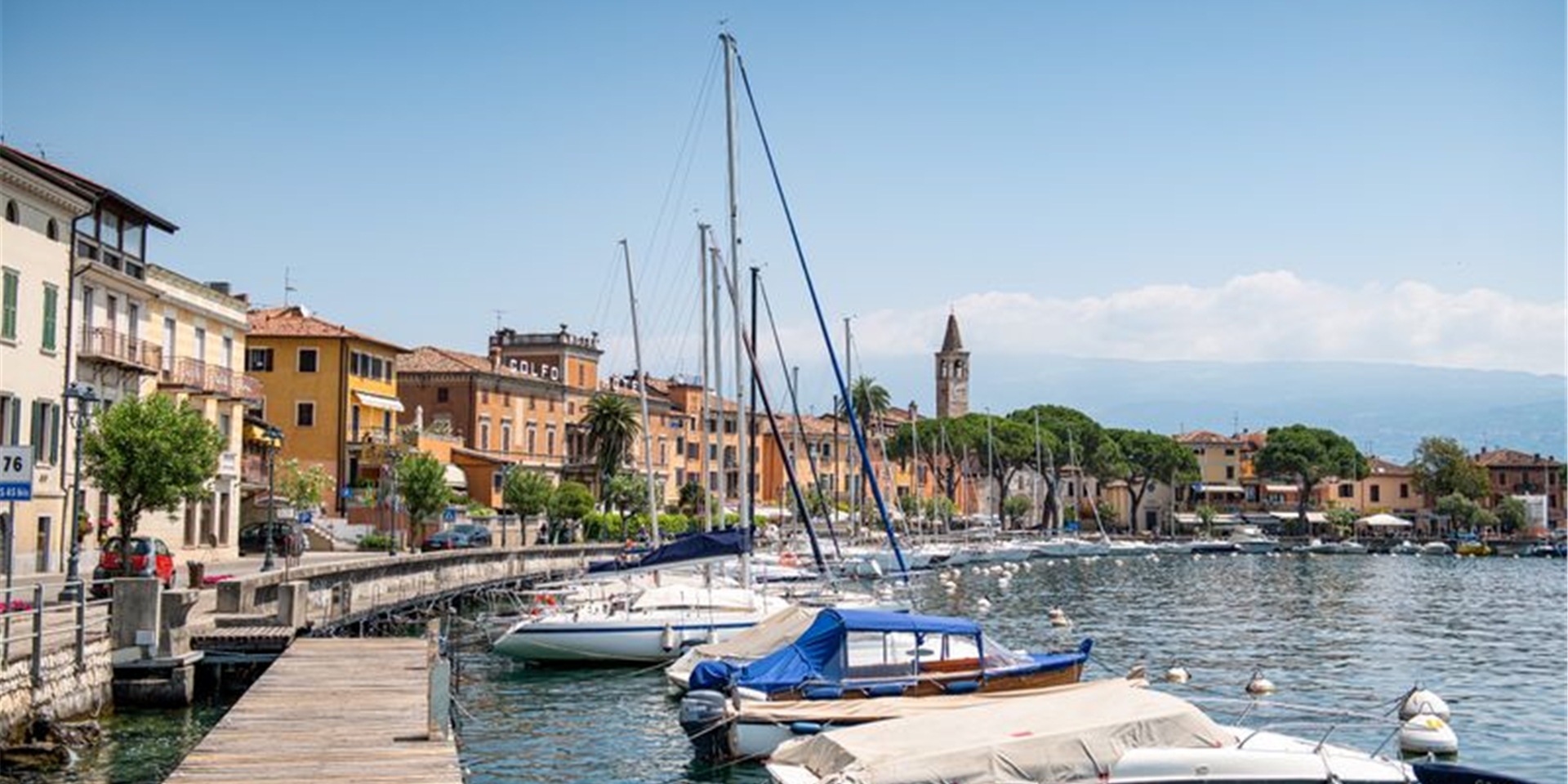 Boote liegen im Hafen des kleinen Ortes Maderno. Im Fall zweier Toter auf dem Gardasee nach einer mutmaßlichen Bootskollision ermittelt die italienische Polizei gegen zwei Deutsche aus München.
