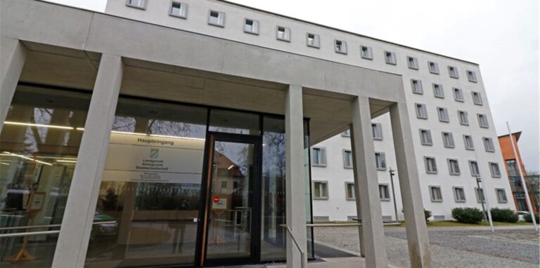 Am Landgericht in Traunstein findet der Prozess um Vergewaltigungen auf einer Schultoilette statt.
