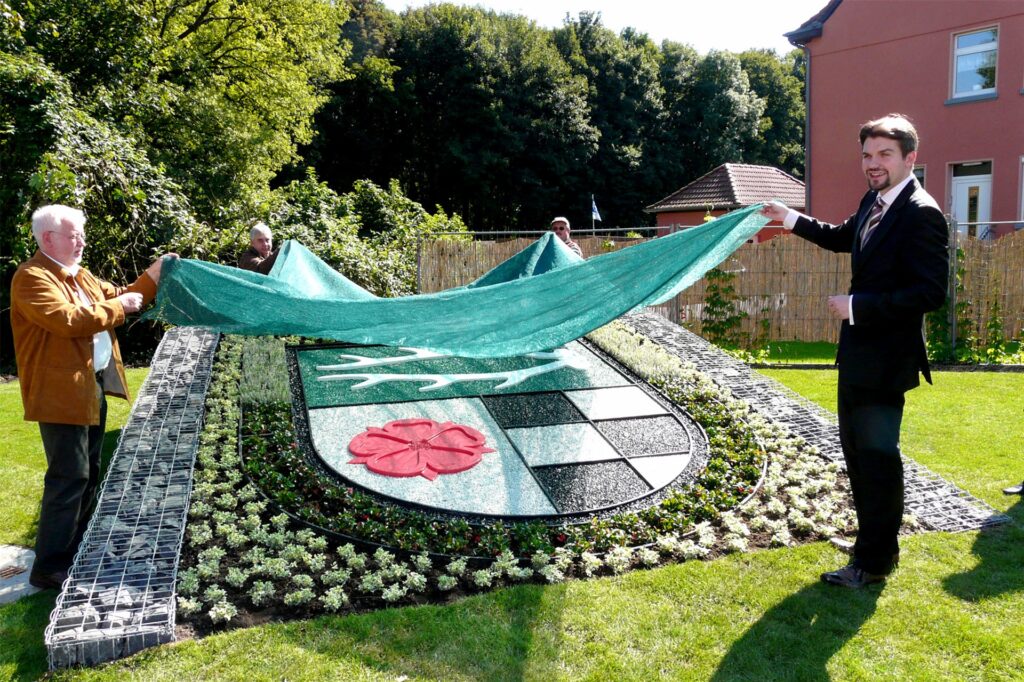 Die erste Einweihung des Stadtwappens erfolgte im September 2008 durch vier Akteure, die inzwischen alle nicht mehr in Amt und Würden sind (v.l.): Egon Walberg (Stadtbildpflege), Elke Günther (ZBH), Bürgermeister Dr. Uli Paetzel und Rolf Schulze (Leiter ZBH).