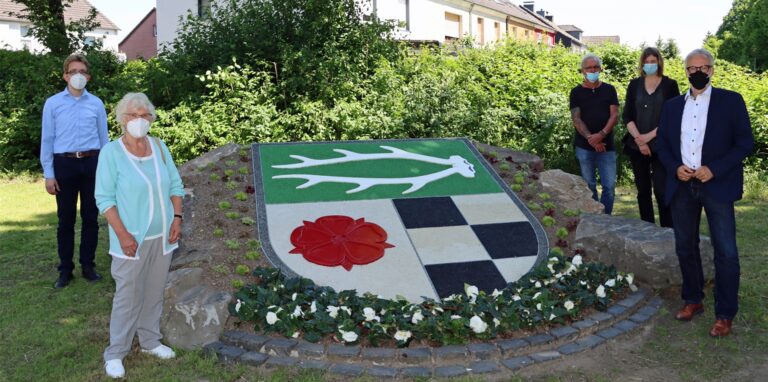 Eingeweiht wurde das Wappen von (v.l.) Jan-Tobias Welzel (ZBH-Bereichsleiter Grün), Bürgerin Ruth Möller, Roland Paul und Gudrun Clausen (ZBH) sowie Bürgermeister Matthias Müller.
