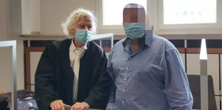 Bestreitet den Einbruch in Lippramsdorf: Der Angeklagte zum Prozessauftakt neben Verteidiger Siegmund Benecken.
