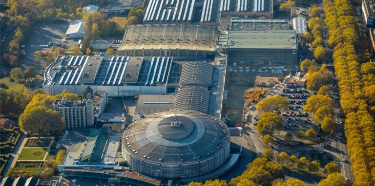 Die Westfalenhalle und andere Gebäude in Dortmund werden am Dienstag rot erleuchtet.